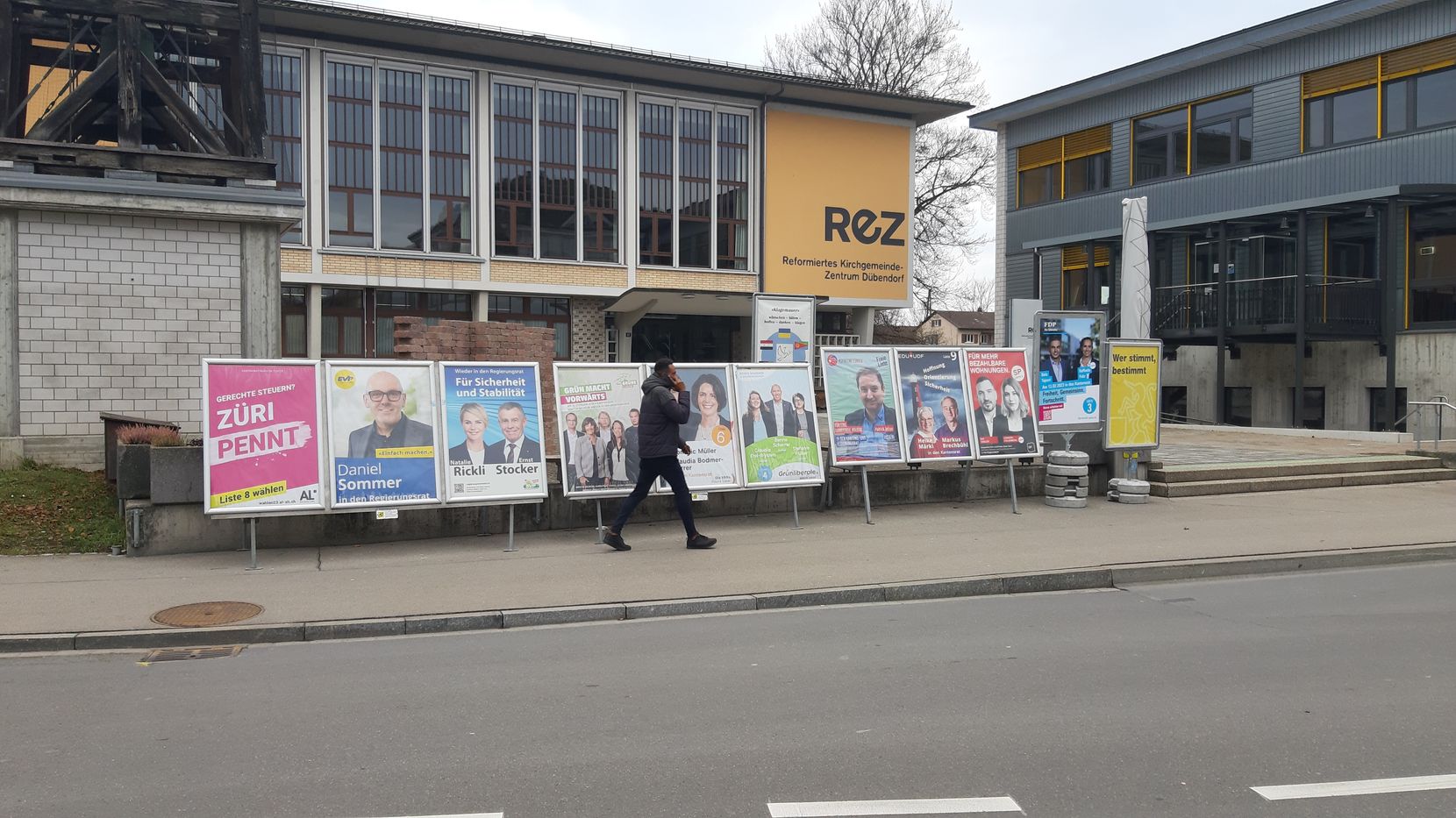 Wahlplakate beim reformierten Kirchgemeindehaus ReZ vor den kantonalen Wahlen im Februar 2023